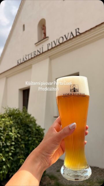 Chcete výlet s kvalitní gastronomií i špetkou historie?
👉🏻 Zamiřte do Předklášteří u Tišnova, kde najdete jediný obnovený klášterní pivovar na Moravě @pivovar_vorkloster 🍻
Oblíbený pivovar vedle cisterciáckého kláštera je skvěle dostupný vlakem, na kole i pěšky při procházce po tišnovských kopcích.
Přesně taková místa můžete objevovat s naším průvodcem @gourmetjiznimorava 👣