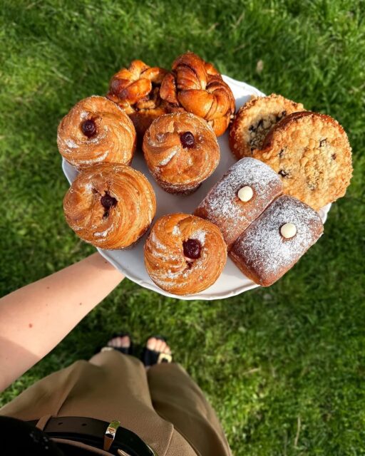 ✨ Co říkáte na naši novou gourmetí kategorii Malé gastrozastávky? Podle nás už to bylo potřeba! Na Jižní Moravě jich totiž najdete spoustu – od food trucků přes espresso bary až po malé pekárny. 🥐☕️
Některé fungují jen přes letní sezónu, ale třeba @gab_bakery_, kterou vám dnes chceme představit, má otevřeno i teď. A dokonce s podzimní nabídkou! 🍂
Pumpkin spice latte má dnes kde kdo… ale co takhle kanelbullar s dýňovou ganache? 😍
A kdybyste se chtěli vydat na výlet, aktuální nabídku jsme vám nasdíleli sem — stačí swajpnout doleva! 
#tastymoravia #jiznimorava #morava #moravia #southmoravia #pekarna