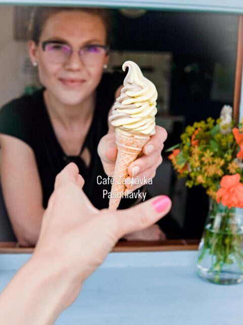 Teploty atakují rekordy a ochlazovat se je víc než třeba.
Kam bychom vás s Gourmetem Jižní Morava vzali na zmrzku? ☀️
🍦 @cafezastavka 
🍨 @valgelato 
🍧 @mikulas_znojmo 
🍨 @kavarna_nasladko 
🍧 @lenkapece_hustopece 
🍦 @tocenaukluku_ 
🍨 @blackbakerycz 
🍧 @tomivogelato 
🍧 @bistro_v_trave 
🍨 @kafevkine 
🍧 @kafe_sklep 
🍧 @mikulovzmrzlina 
Jaké jsou vaše oblíbené zmrzlinové zastávky na jižní Moravě?