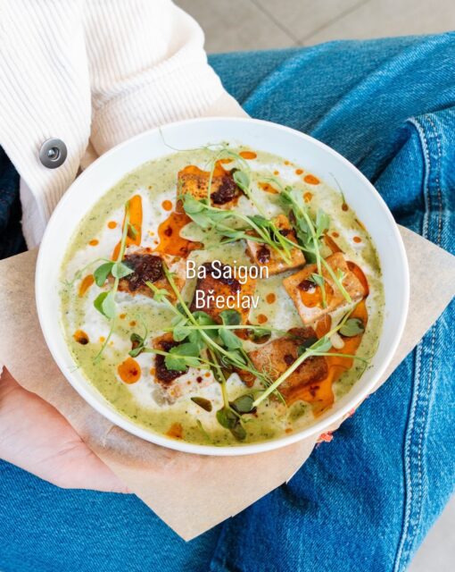 Léto si žádá odlehčené menu plné barev a nápaditých chutí.
Pojďme si projít podniky na jižní Moravě, kam můžete vyrazit na lehčí jídlo, které vás potěší na talíři i v žaludku:
🍜 @ba.saigon v Břeclavi
🍅 @bistropark_slapanice 
🐌 @stary_kopec v Konicích 
🌻 @mikulas_znojmo 
🍴 @korek_mikulov 
🍳 @bi.bistro.blansko 
🌱 @anyz_rorys v Boskovicích
Jezděte, ochutnávejte a nechte se vést průvodcem @gourmetjiznimorava. Léto je na to jak stvořené! ☀️